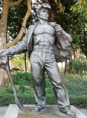 定制铸铜抽象艺术雕塑玻璃钢农民人物雕像户外城市园林景观摆件