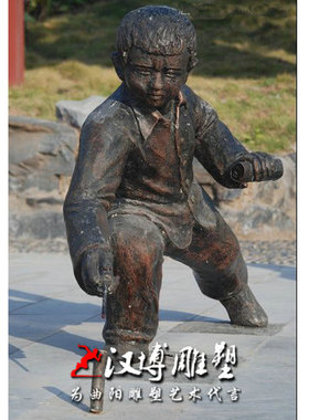 玻璃钢仿铜放鞭炮人物雕塑铸铜童趣主题小孩放炮雕塑铜雕人物定制