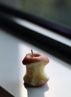 【生日礼物】Momaek手绘咬苹果香烛洛川瑞雪