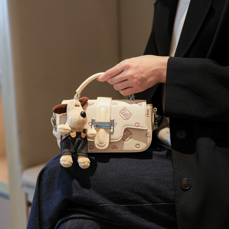 节日礼物时尚轻奢单肩斜跨包卡通小熊小方包高级感网红通勤手机包,淘宝优惠券,粉丝福利购,淘宝优惠卷