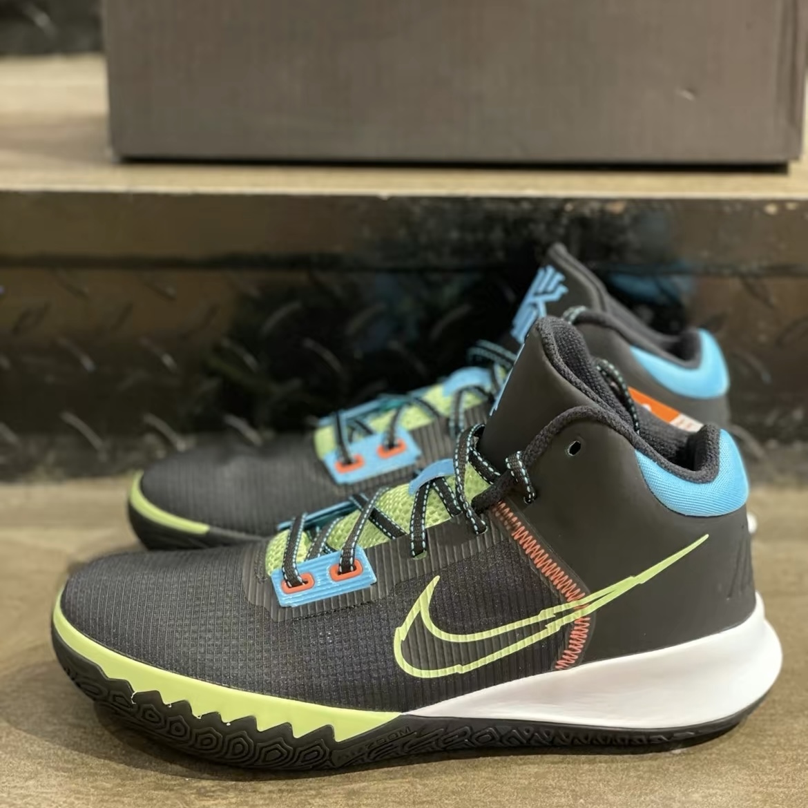 SNK体育Nike Kyrie Flytrap 4 EP耐克男中帮欧文简版篮球鞋CT1973-图1