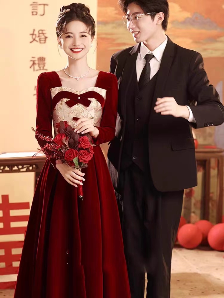 敬酒服2023新款高级感酒红色丝绒长袖新娘订婚结婚回门礼服裙冬季