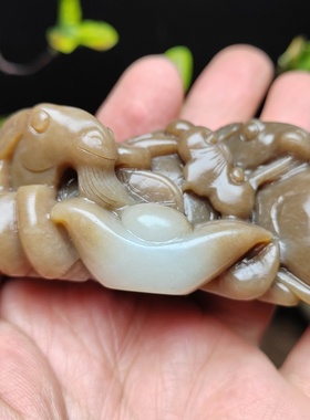 羊手把件和田玉且末糖白玉