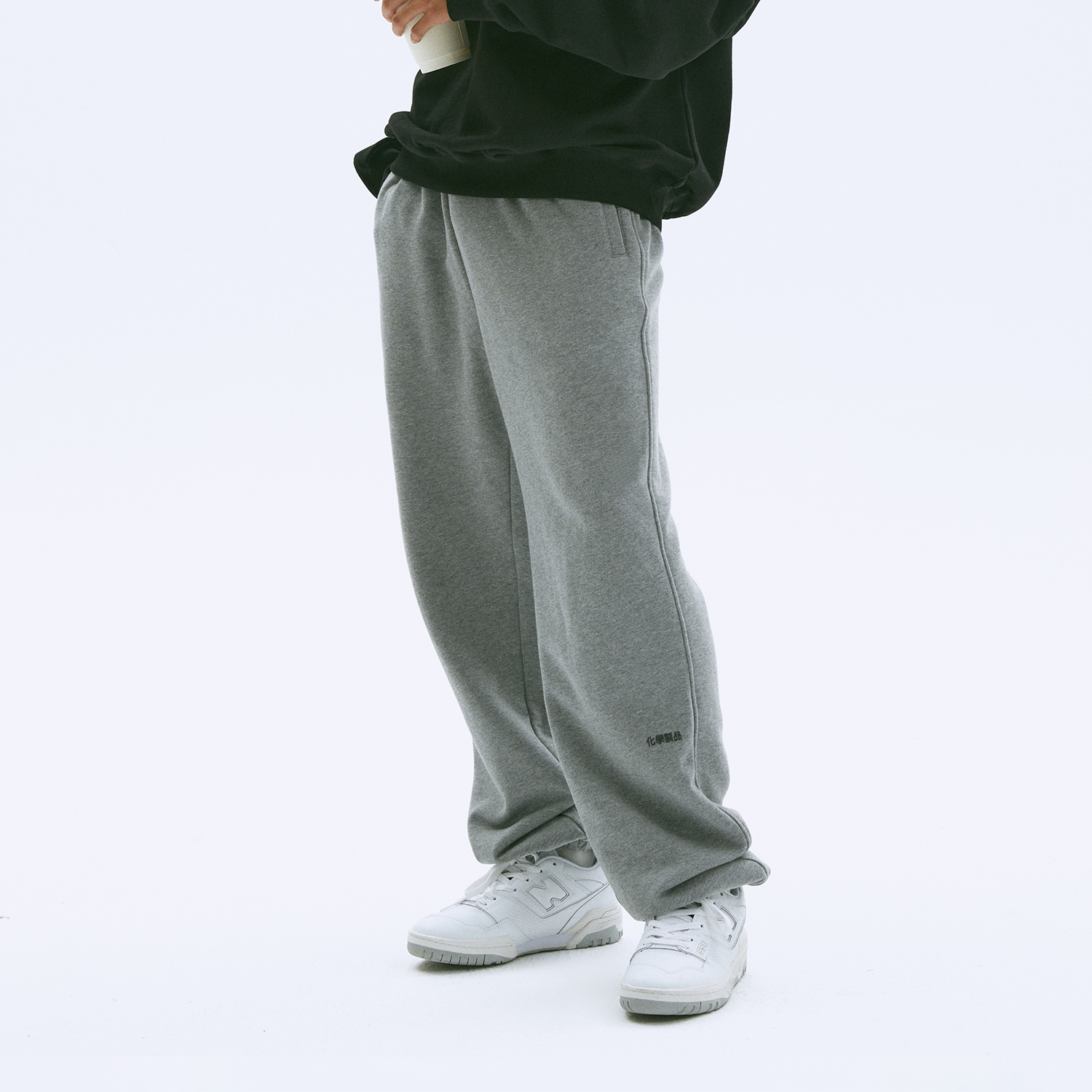 化學製品 慵懒午后 花灰色 束脚运动卫裤 P1_GRY_SWEATPANTS_400G - 图1