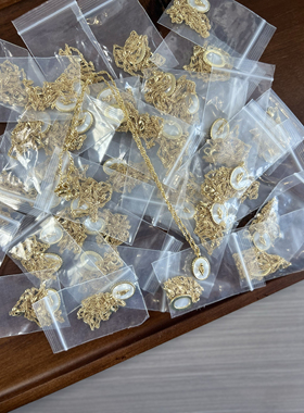 白贝玫瑰花椭圆小金币项链女新款精致水波链bm风同款平替锁骨链