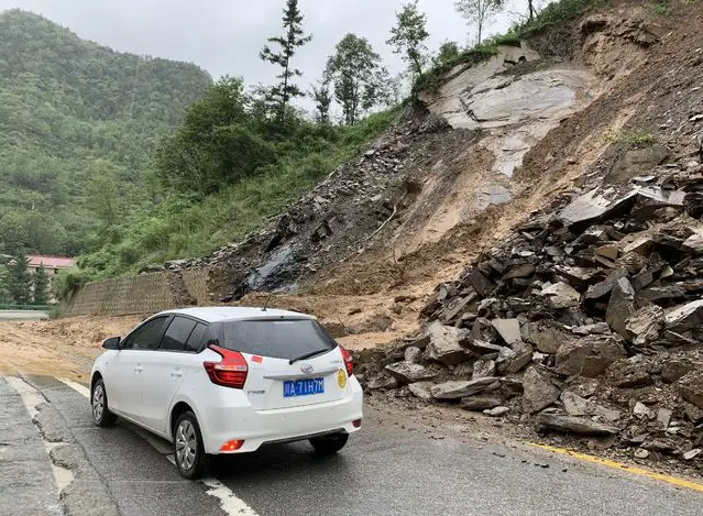 目标检测数据集YOLO公路落石滑坡1000张数据集YOLO txt格式nc2 - 图1