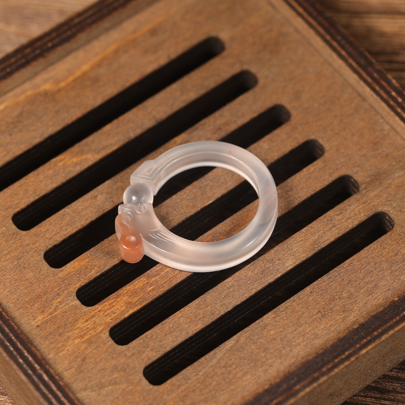 Nanhong Su Gong carved jade ring faucet ring