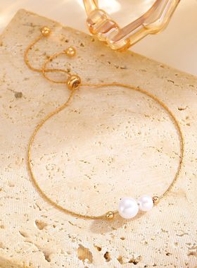 A retro imitation pearl female niche style beaded bracelet