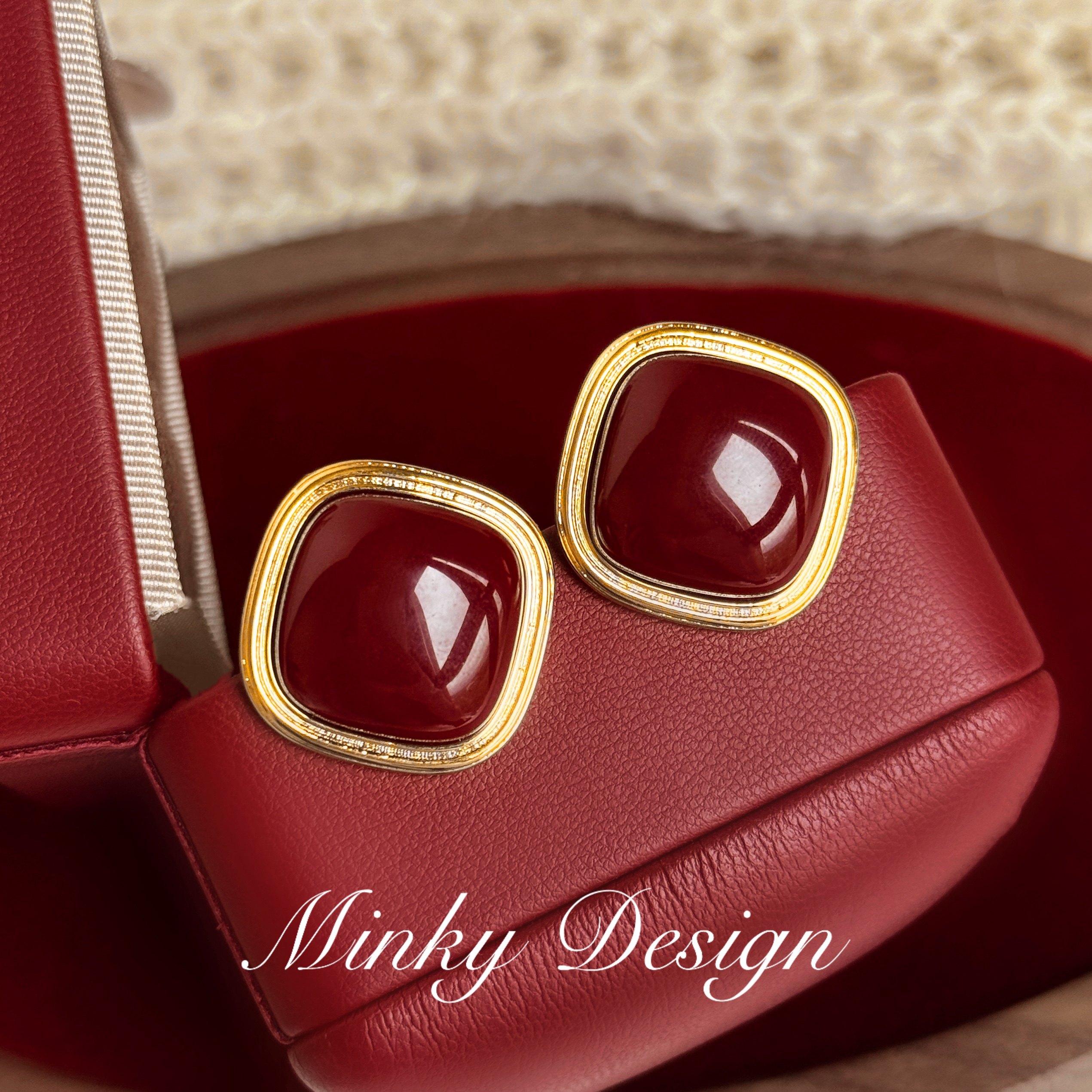 「暖红沁心」方形耳钉高级感蚊香盘耳夹红色耳坠女无耳洞耳环耳饰 - 图1