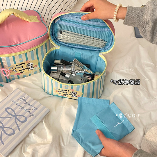 Neceser de gran capacidad con rayas en contraste de lindo cachorro