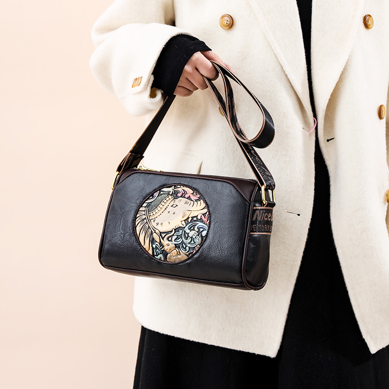 高级感复古国风包包女2025新款真皮质感多层单肩斜挎大容量枕头包 - 图1