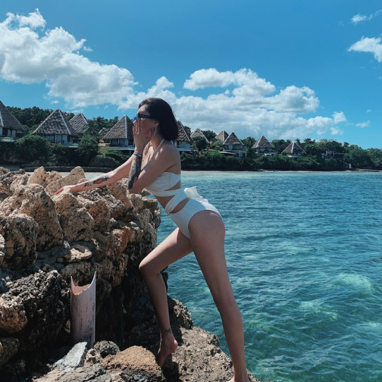 Sexy Korean picture female split swimsuit bikini white