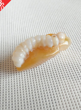 俏色巧雕阿拉善玛瑙独特风挂坠