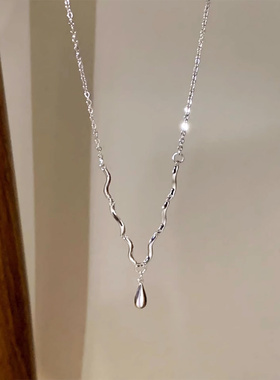 设计感不规则波纹水滴项链