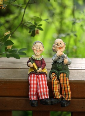 享受休闲时光的老爷爷老奶奶摆件