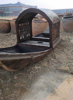 怀旧带蓬老式风展示乌篷船