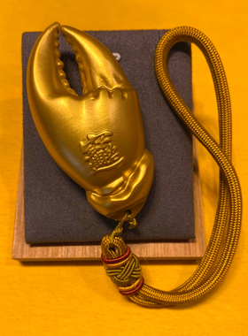 螃蟹钳子手里有钱手把件