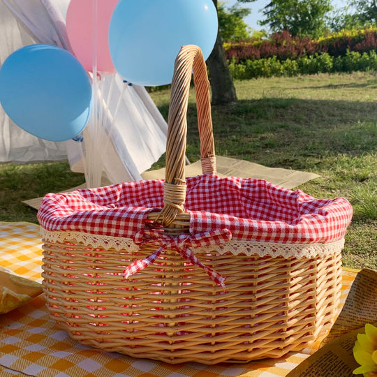 Wicker picnic basket ins toy storage