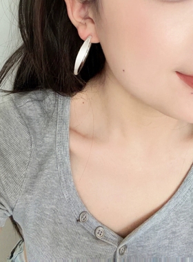 个性时髦银白色拉丝圆扁耳圈