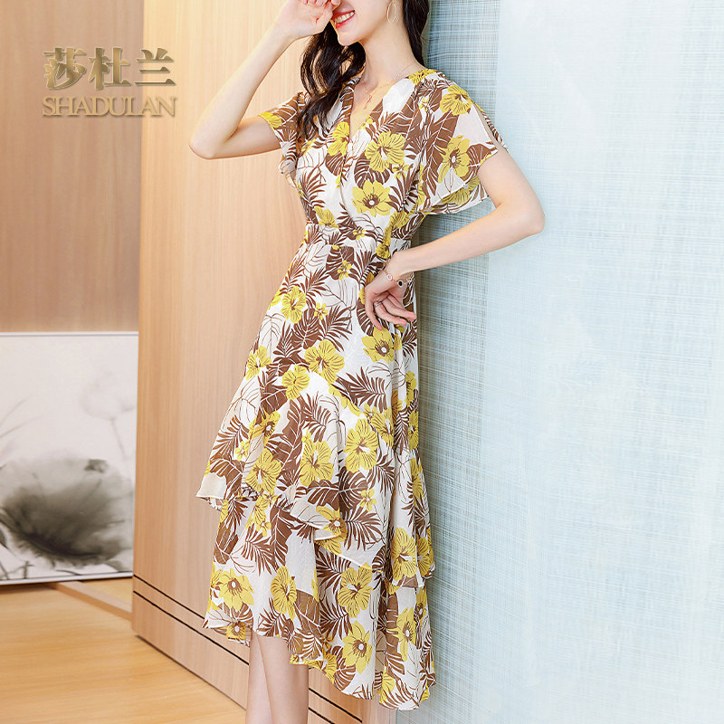 莎杜兰小众连衣裙女2020夏季新款V领短袖雪纺蛋糕裙度假风1254_虎窝淘