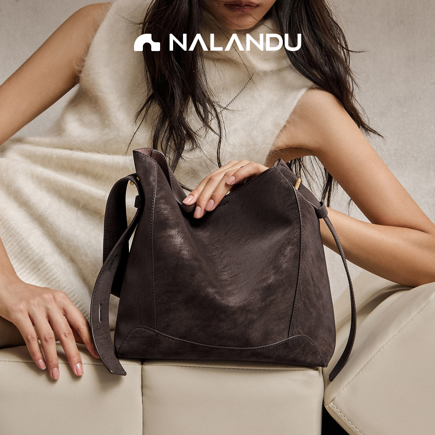 纳兰杜水桶包女2025新款冬季麂皮包包大容量通勤包单肩斜挎包女包,淘宝优惠券,粉丝福利购,淘宝优惠卷