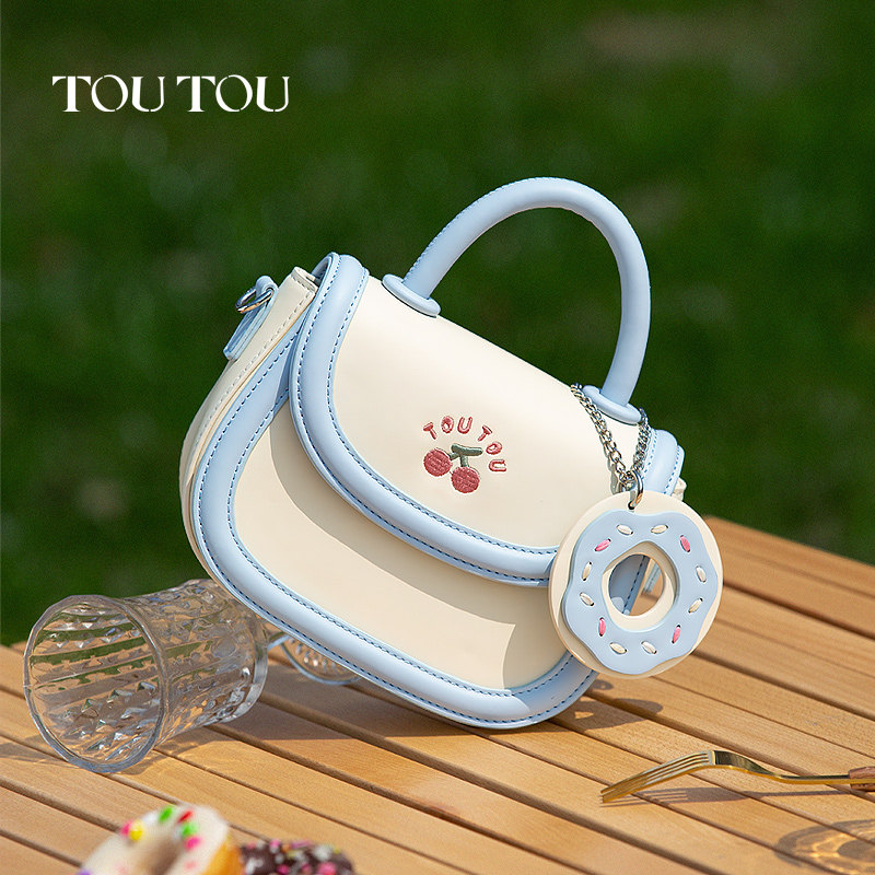 toutou2023新款原创设计樱桃马鞍包 toutou女士包袋