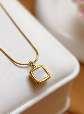 项链白色立体正方形简约几何光面方形贝壳钛钢锁骨链女轻奢配饰品