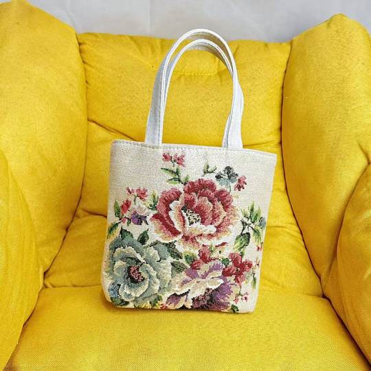 Fashionable, wear-resistant and versatile gold wire handbag with zipper