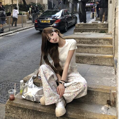 白色蝴蝶结刺绣圆领短袖T恤女夏季2026新款辣妹短款正肩绝美上衣 - 图1