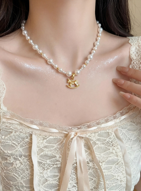 高级感白色珍珠小马吊坠项链