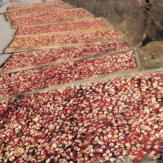 Selected pitted, sulfur-free smoked dried hawthorns, naturally sun-dried