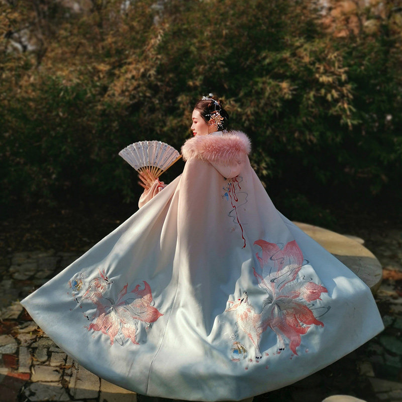 陛下兰他惜原创汉服大毛领女九尾狐 陛下兰他惜汉服