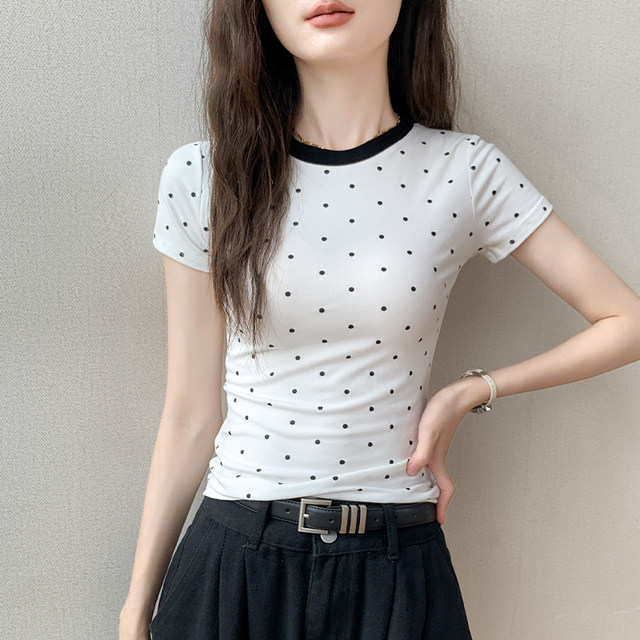 Gebeishang ເສື້ອຍືດແຂນສັ້ນ polka dot slim fit ສໍາລັບແມ່ຍິງ