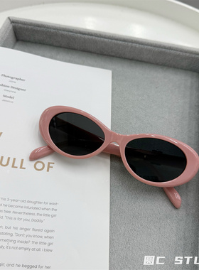 欧美辣妹夏日多巴胺拍照墨镜近视