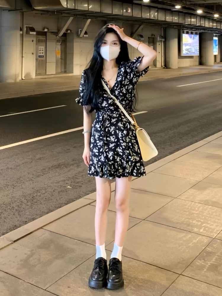 黑色碎花短款连衣裙女夏2024新款小个子收腰赫本风显瘦荷叶边短裙