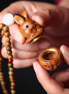 绿檀木可爱生肖兔子镂空香囊吊坠