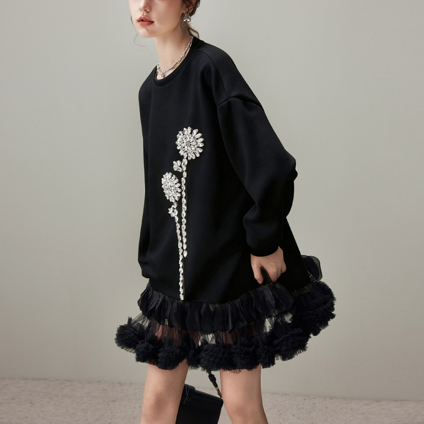 dfvc黑色休闲长袖圆领卫衣裙女2025年冬季新款钉珠网纱拼接连衣裙