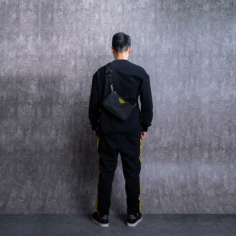 prada /普拉达黑色三角标单肩挎包 para海外男士包袋