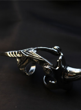 尖银角指套戒指拍摄有趣机械风