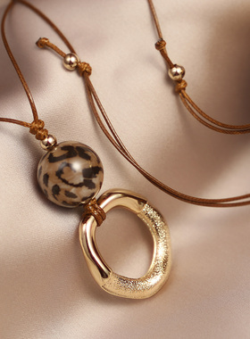 轻奢质感毛衣链2025新款休闲皮绳时尚气质高级冷淡风项链圆圈豹纹