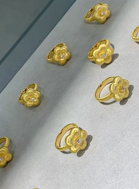 v金材质梅花拉丝锆石戒指2024新款小众气质轻奢花蕊精致指环