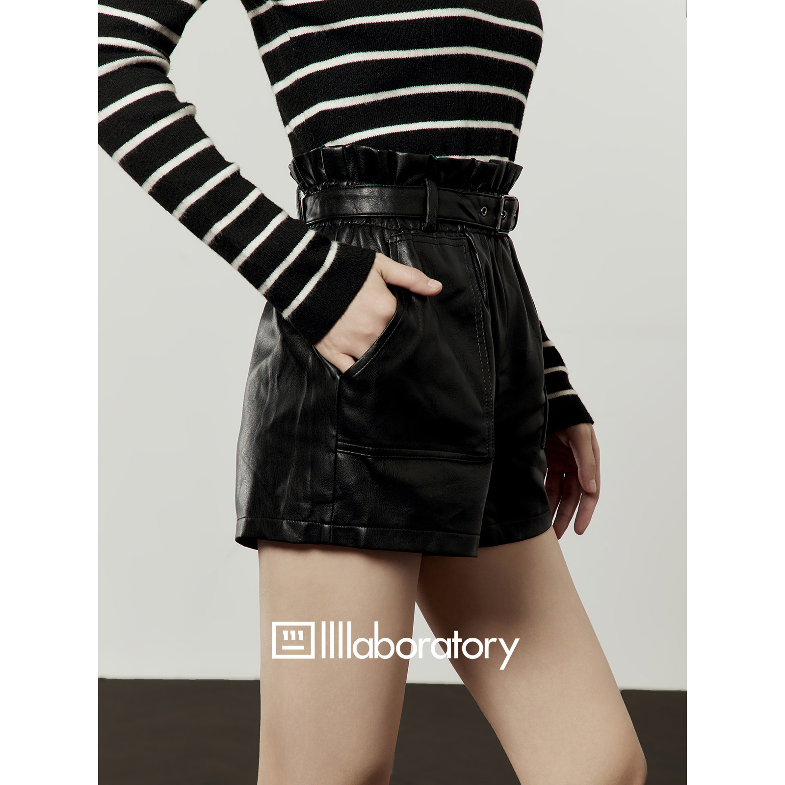 周里物/黑色短裤女2025新款气质风高腰褶皱修身显瘦通勤款短皮裤,淘宝优惠券,粉丝福利购,淘宝优惠卷