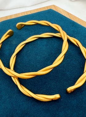 越南沙金女士kitty猫手镯钛钢镀黄金色开口手环久小众麻花不掉色