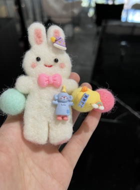 网红同款羊毛毡弹簧夹熊猫胸针