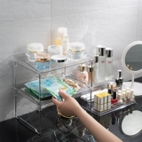 Комбинированный стол на кухне представляет собой приправные бутылочные мусоры, хранилище многофункциональные прозрачные канцелярские канцелярские товары.