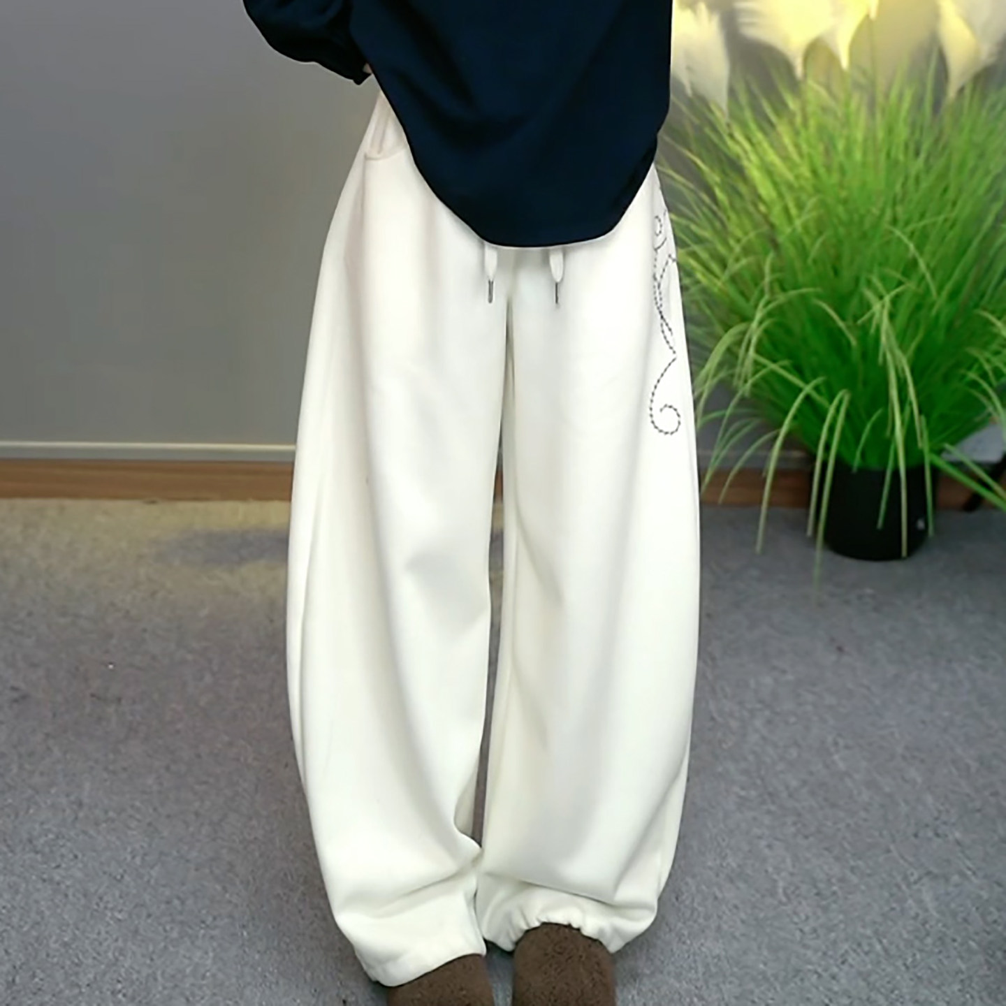 Ader米白色阔腿运动休闲卫裤女2026春季新款宽松刺绣百搭弯刀裤潮,淘宝优惠券,粉丝福利购,淘宝优惠卷