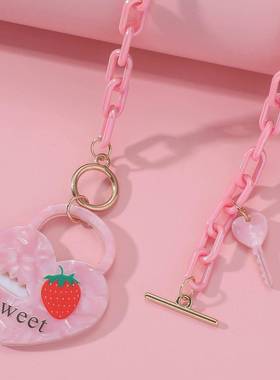 新款时尚创意款亚克力爱心草莓印花项链甜美情人节桃心锁骨链