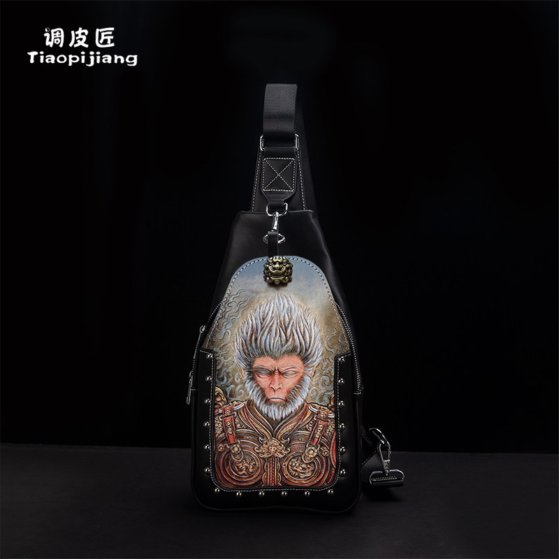 调皮匠胸包男真皮斜挎包头层牛皮大容量单肩包原创手工个性皮雕包,淘宝优惠券,粉丝福利购,淘宝优惠卷