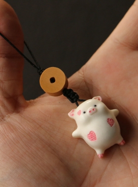 鹿角雕刻手机钥匙挂件小猪