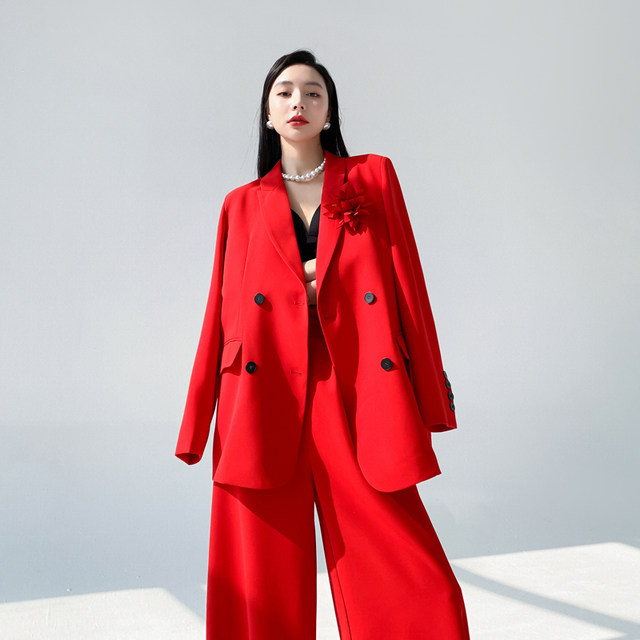 ຊຸດ blazer ສີແດງສົດໃສທີ່ມີສະໄຕ